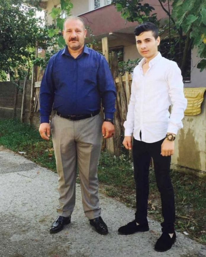 OzgurrGundem's tweet photo. Dün/ Sakaryada  Kürtçe konuştuğu için  6 kişi tarafından linç edilen ve sonra başından silahla vurulan 19 yaşındaki Şirin Tosun,
13 Eki 2019

Bugün /Türkiye'nin başkenti Ankara'da Kürtçe müzik dinlediği için kalbinden bıçaklanarak katledilen #BarısCakan 
31 Mayıs 2020 https://t.co/EhxPG62zfq
