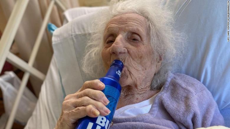 103-year-old woman celebrates beating Covid-19 with a cold beer cnn.it/2AviZyc