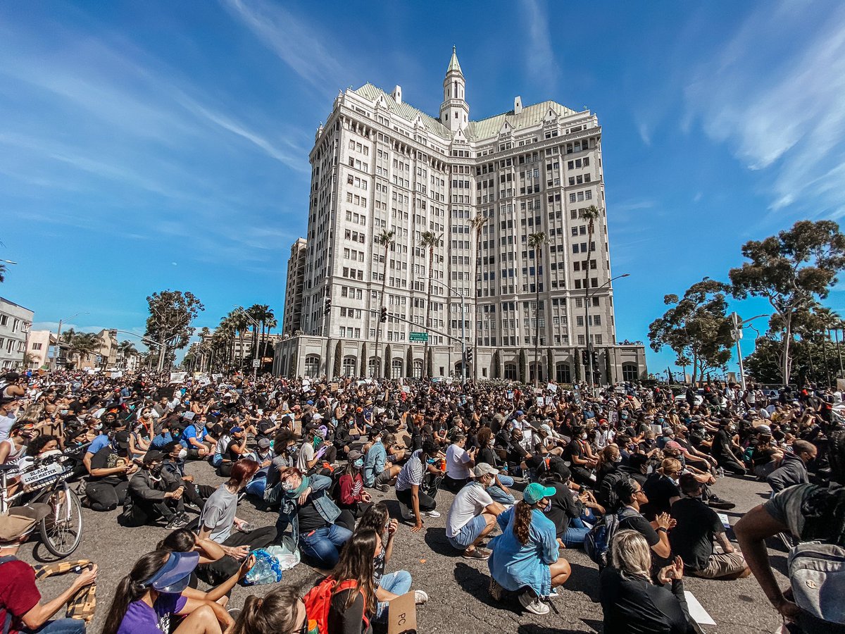 GSVarley's tweet image. Incredibly peaceful protest in Long Beach today.

Massive moment of silence while taking a knee in the intersection of Ocean and Alamitos.