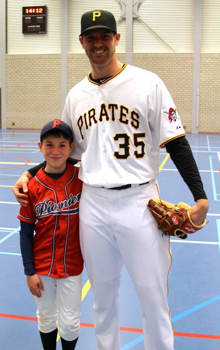 paul_baseball's tweet photo. @batflips_nerds @Dutch_ball @rickvandenhurk @MiamiMarlins_UK @Orioles @MyKBO @JCoskrey @Jeeho_1 @JballAllen @LockedOnOrioles @fishstripes @NPB_Reddit @NPBinENG Great interview. Rick briefly mentioned the European Big League Tour. These were great events where he brought major league stars over for clinics with kids in NL: even inspired a young @GB_Baseball pitcher https://t.co/kSjJveLyLf