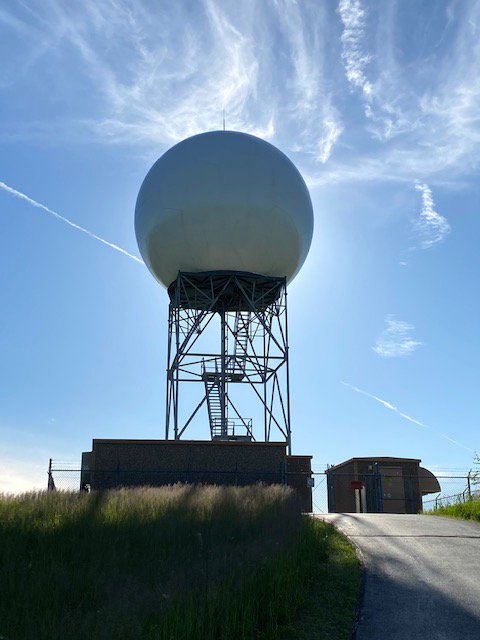 NWSMilwaukee's tweet photo. A beautiful end to a gorgeous Spring Sunday across southern Wisconsin. Some cirrus across the area this evening as temperatures fall through the 60s. #swiwx #beautifulWisconsin https://t.co/JvzUcq4qsE
