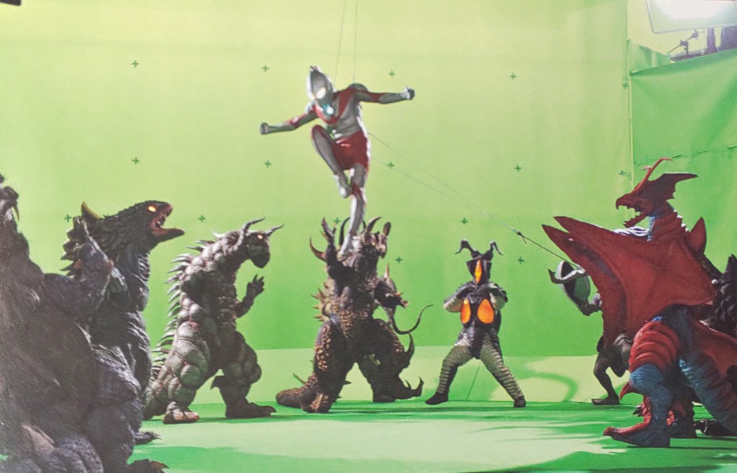 Gr 7 大怪獣バトル ウルトラ銀河伝説 The Movie 09 とウルトラマンサーガ 12 のパンフよりそれぞれの特撮風景 舞台が宇宙と地球の違いはあるし 作品としては完成後の画面が全てではあるだろうけど やはりグリーンバックより特撮セットを見ると