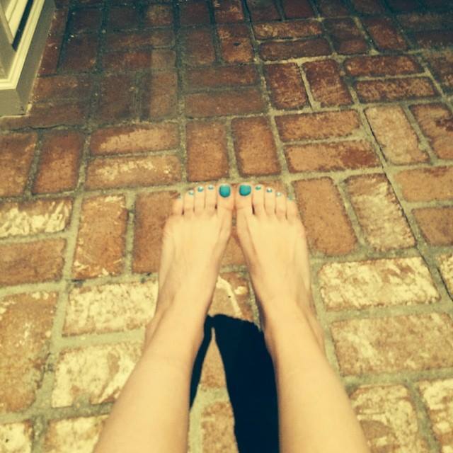 StLFootMan's tweet photo. #Hilary Duff has the cutest toes 
#MyFootCrush 😈👅💣🔥♨️ https://t.co/iU5sCUloqR