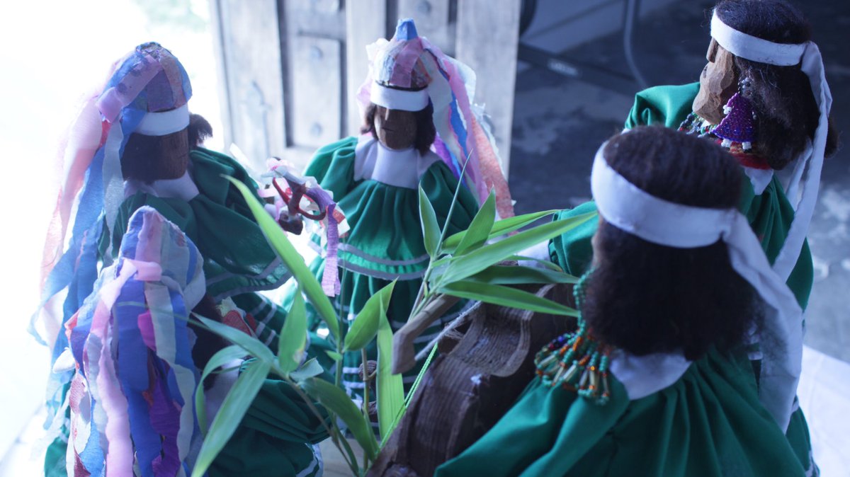 Museo La Esquina على تويتر Hoy En Nuestro Recorrido Virtual Te Presentamos Esta Pieza De Munecas Tarahumaras Con Vestimenta Tradicional Se Encuentran Danzando En Una Ceremonia De Peticion Para Las Cosechas