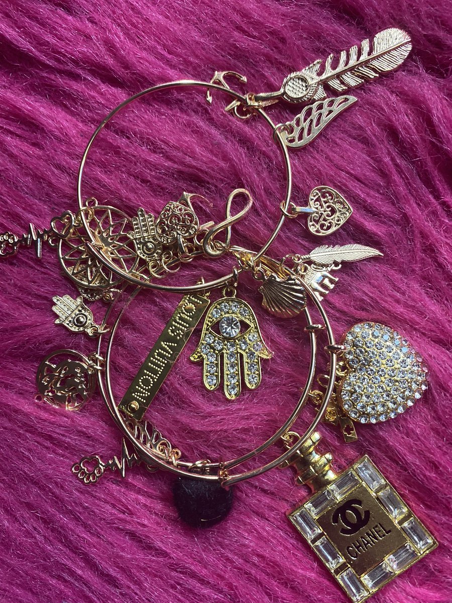 _blvckpearl's tweet photo. As y’all know I sell boujie bracelets in gold, silver or rose gold in Savannah, GA. It cost $0.00 to retweet or like this post. My next customer can be on YOUR timeline! My business page on IG is @kreativekatch 🛍 https://t.co/catAWo8hvP