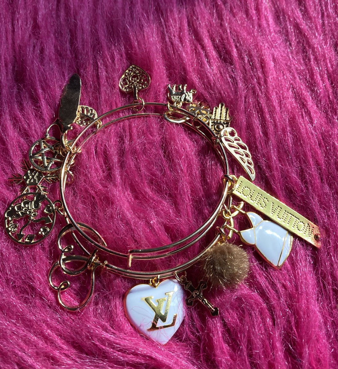 _blvckpearl's tweet photo. As y’all know I sell boujie bracelets in gold, silver or rose gold in Savannah, GA. It cost $0.00 to retweet or like this post. My next customer can be on YOUR timeline! My business page on IG is @kreativekatch 🛍 https://t.co/catAWo8hvP