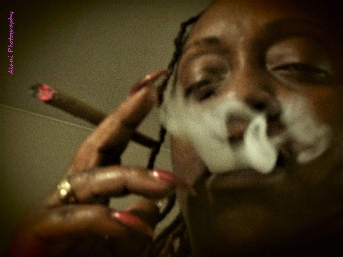 MotherhoodSex's tweet photo. #MHSXMJ ladies #webesmoking #stoners #stonerfam https://t.co/degKHtbqDB #SundayFunday https://t.co/OCzvd0TsWd