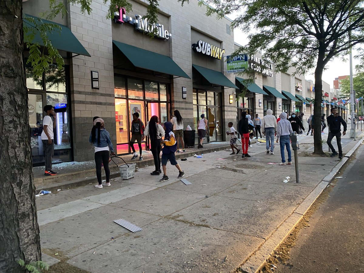 BREAKING Children are looting a Fine Wine & Good Spirits at Broad