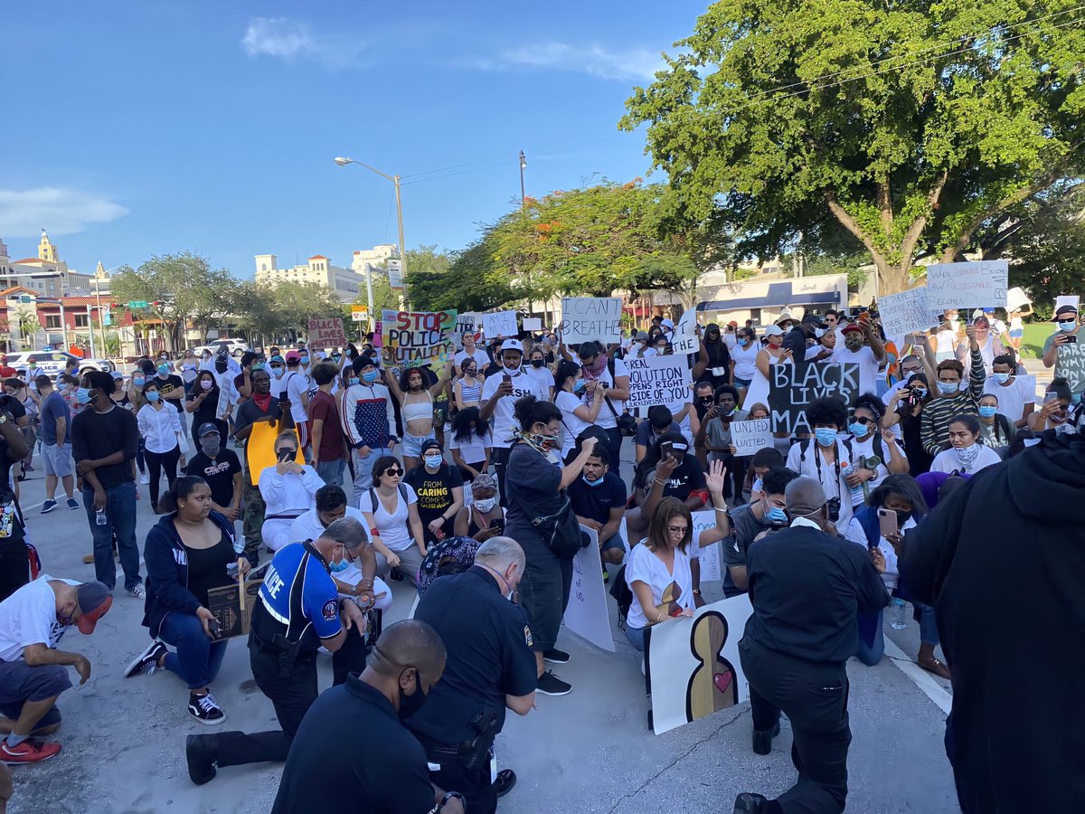 TVVnoticias's tweet photo. #31May 🇺🇸 De rodillas así recibieron a los agentes de la Asociación de Jefes de Policía de Miami-Dade a los manifestantes que salieron a las calles de la ciudad para exigir justicia por la muerte de un hombre afroamericano #GeorgeFloyd. 📷: Cortesía #TVV #TVVNoticias https://t.co/2aSapWtNqv