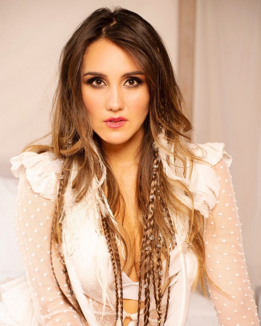 LxtinoGang's tweet photo. 🏆 TOP 50 – CANTANTES LATINOS E HISPANOS:

#20. Dulce Maria (@DulceMaria) https://t.co/3m75mLuQyL
