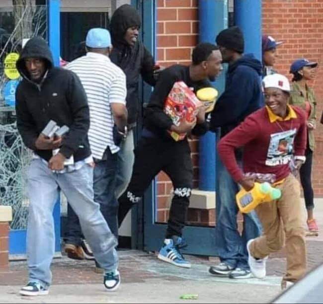 Depois não me chamem de racista!

Protestar é ato democrático, agora saquear é o quê! 

Serve para Negros, Brancos...