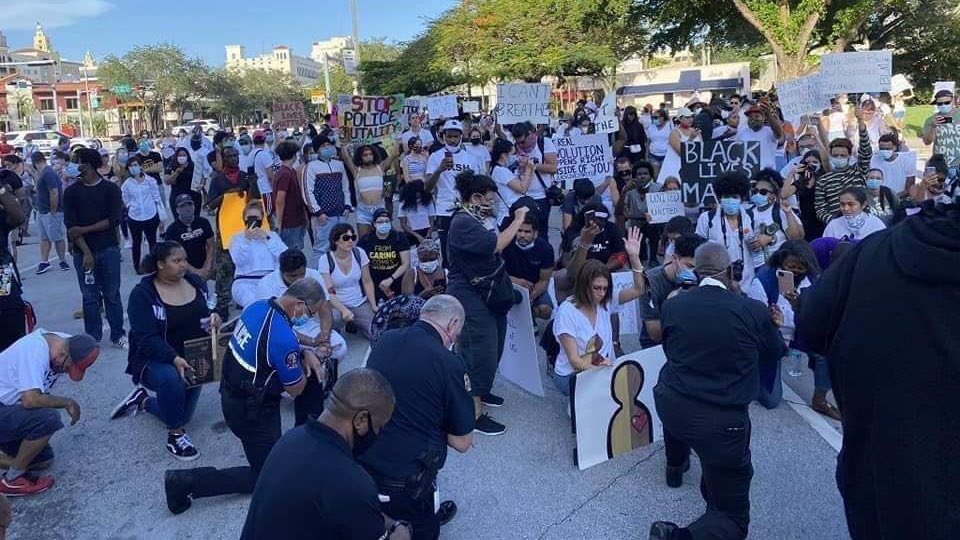 Guglielminetti's tweet photo. A Miami, la police a rencontré les manifestants un genou à terre pour protester contre la mort de George Floyd. https://t.co/zdLhHFtHWY