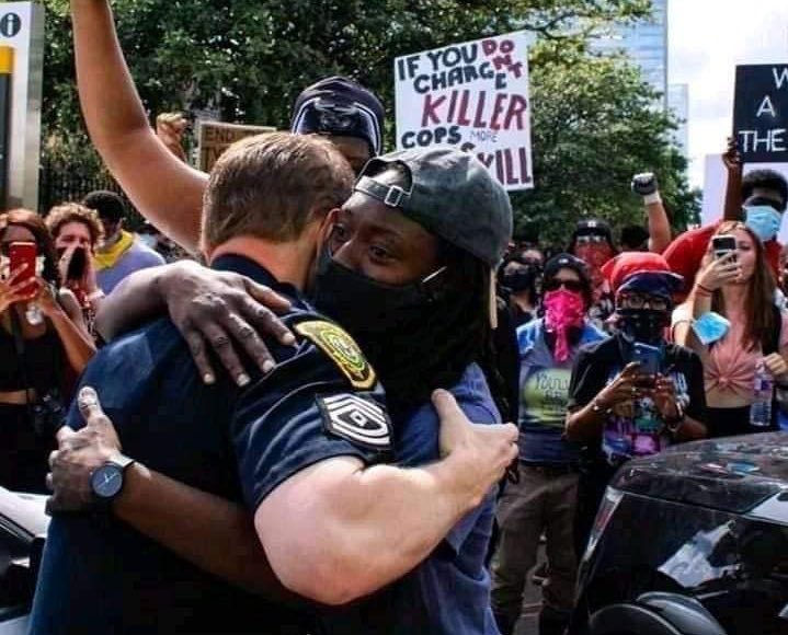 Guglielminetti's tweet photo. A Miami, la police a rencontré les manifestants un genou à terre pour protester contre la mort de George Floyd. https://t.co/zdLhHFtHWY
