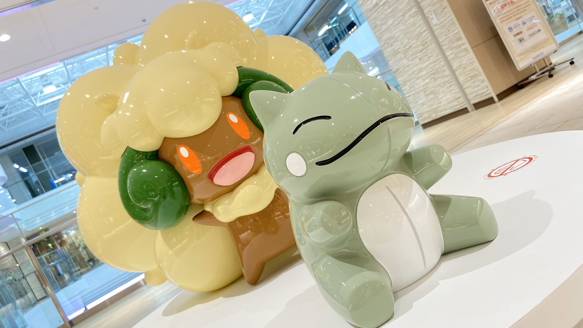 ヒノッチ 店舗周りの壁面にはタイプ別や様々なテーマでポケモンたちが大集合 ハッ 雪山にこのメンバーって 伝われ ポケモンセンターメガトウキョー T Co Bzqm6sweni Twitter