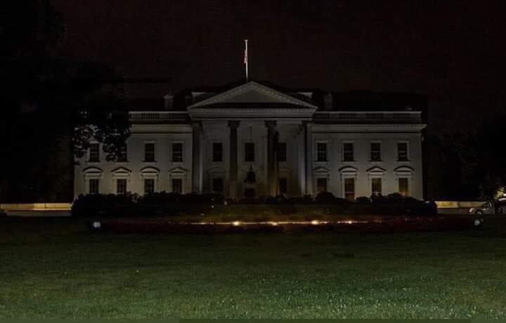 brujasdelmar's tweet photo. Por primera vez desde 1889 las luces de La Casa Blanca se apagan. El Presidente escondido.

Así empieza Junio de 2020. https://t.co/kn6oWkMxGv