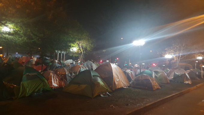 PiensaPrensa's tweet photo. Más de 200 ciudadanos bolivianos pernoctan afuera del consulado de su país ubicado en Providencia. La mayoría son personas sin techo que llegaron a Chile en el verano para trabajar en el campo.  via @_felipecofre https://t.co/Joz3GWlSBz