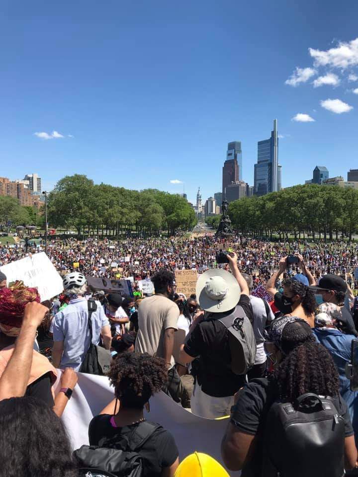 سمعت أن ترامب هرب الى المكسيك 😰
وسط هتافات الجماهير تقول 
يا ترامب ويا جبان يا عميل الامريكان
واتهامات بوقوف جماعة الإخوان الامريكيين خلف التظاهرات 🧐
زعيم قبيلة جورج فلوريد يقوم بمسيرة على الدراجات
النارية دعما لترامب وللتبرؤ من جورج كونه
لا يمثل قبيلة الفلاردة 😔

#امريكا