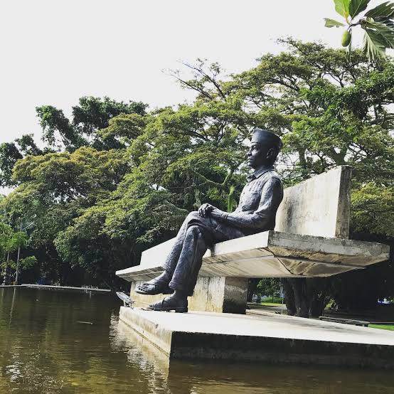 dhenokhastuti's tweet image. “Di Pulau Flores yang sepi, aku menghabiskan waktu berjam-jam lamanya di bawah sebatang pohon. Merenungkan ilham yang diturunkan Tuhan, yang diturunkan Tuhan, yang dikenal sebagai Pancasila,” kata Soekarno spt dikutip Cindy Adams. 

Selamat Harlah Pancasila! 

#optimasitwitter