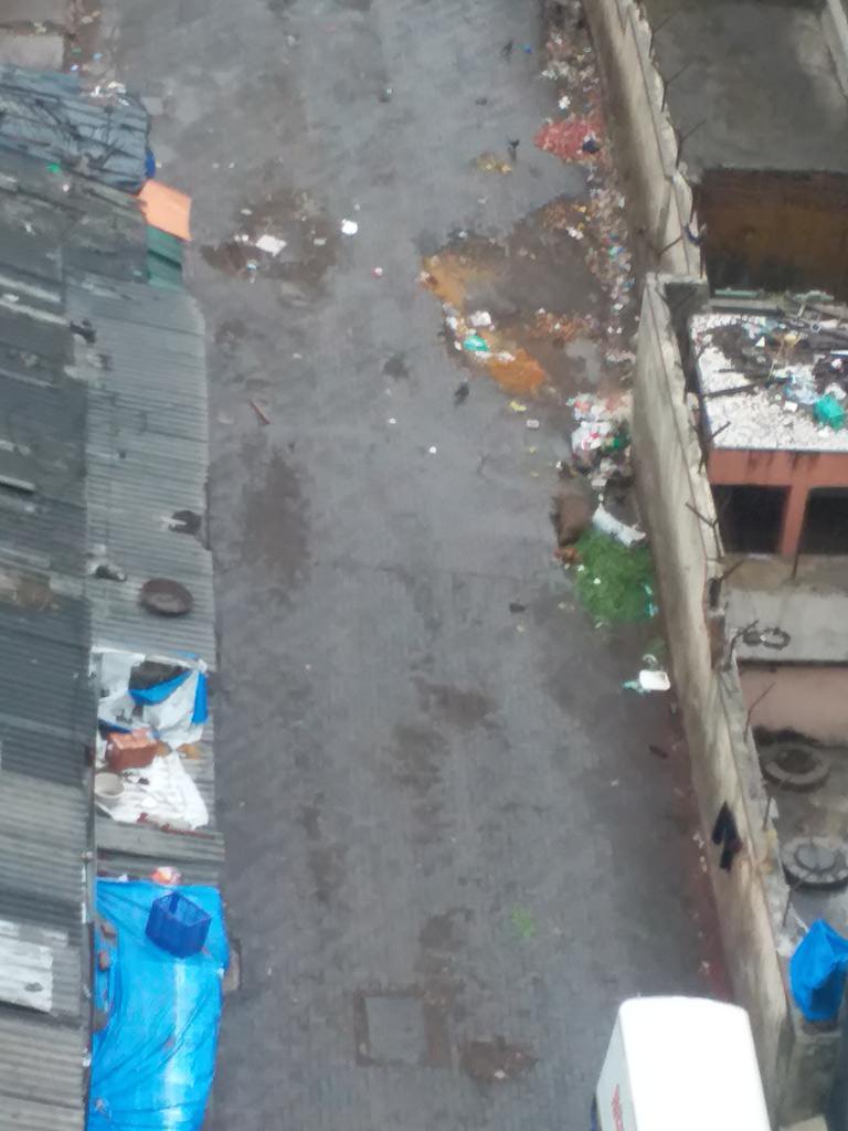  @DighavkarKiran  @mybmcWardGN  @mybmc  #swachhdadar  #SwachhBharat  #CleanUpafter closure of Janta cloth mkt & veg. mkt from last 60daysstill heaps of Garbage piles here EVERYDAY Why ??+monsoon today, I m worried that this won't be a NEW disease Epic centre in near future.Pls help