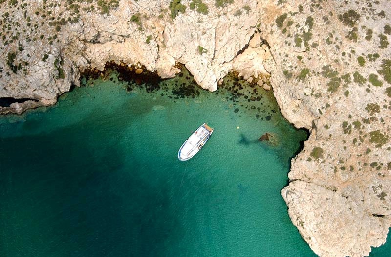 Sana düşman, bana düşman,
Düşünen insana düşman,
Vatan ki bu insanların evidir,
Sevgilim, onlar vatana düşman...
(Nazım Hikmet)
#sarosumadokunma