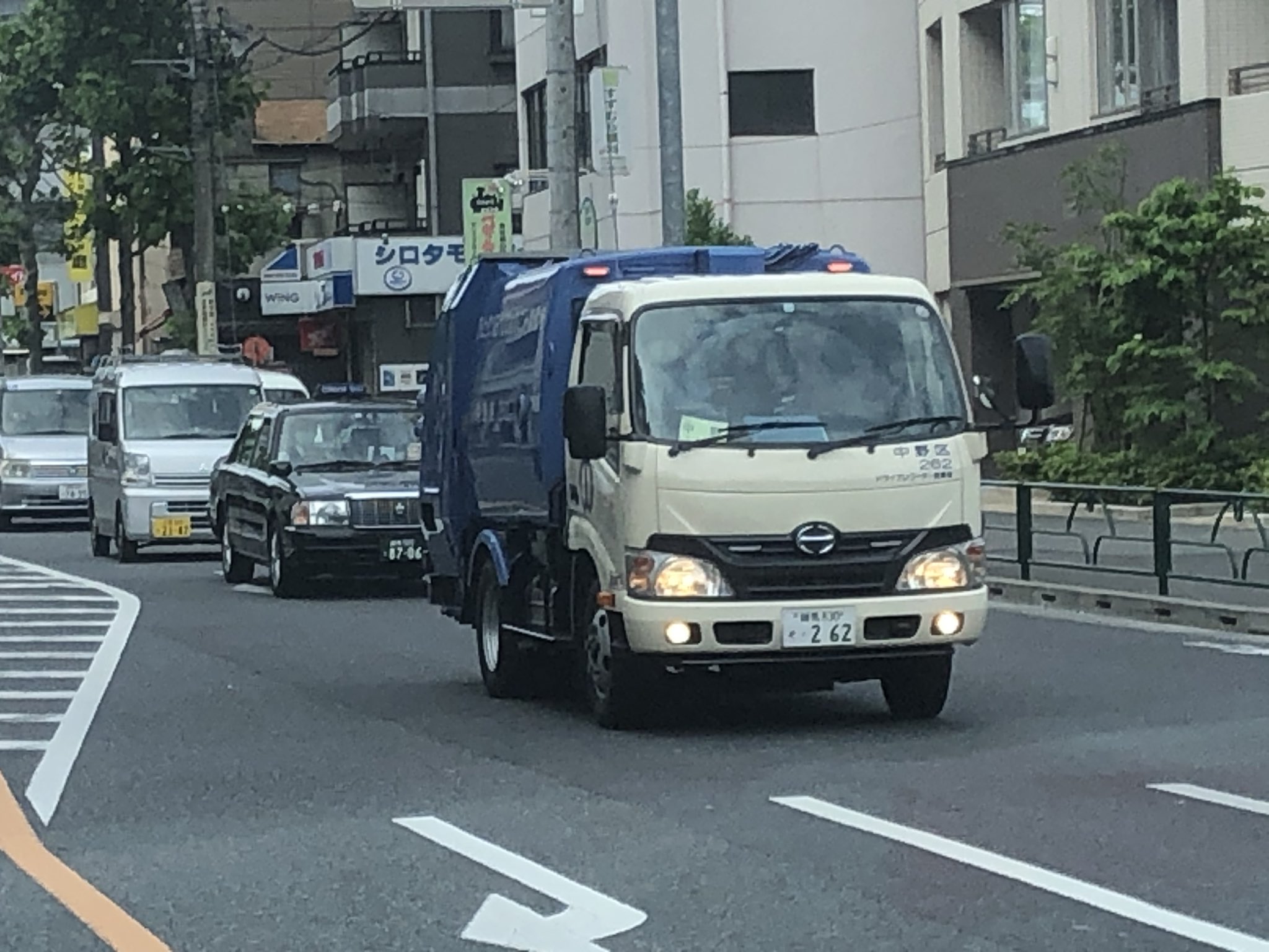 タケウチパンダ 一清掃員の独り言 夜寝つけない方 数えてみてください 清掃車が1台 清掃車が2台 清掃車が3台4台 5台6台7台8台9台10台11台 Zzzz Garbage Car Environmental Problem ゴミ問題 T Co Geligwmrxu Twitter