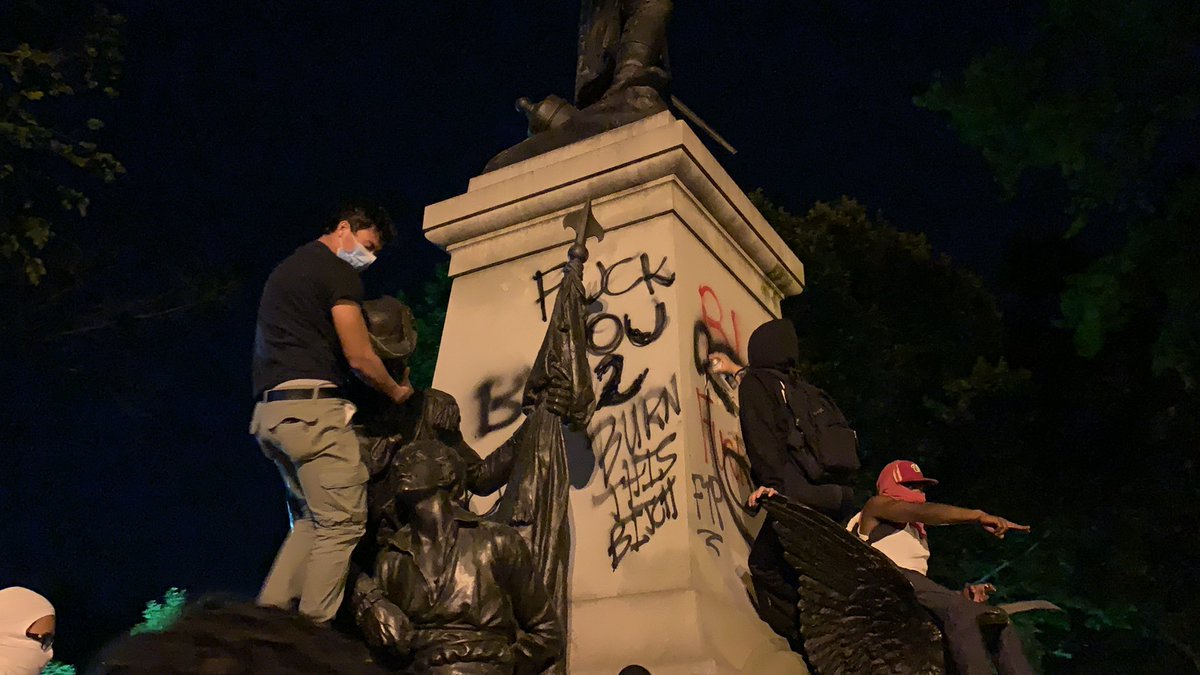 p_zuchowski's tweet photo. Pomnik Tadeusza Kościuszki przed Białym Domem zdewastowany. Trudno nazwać ich ludźmi, którzy walczą o swoje prawa, kiedy nie szanują BOHATERA OBOJGA NARODÓW. Stałem, nic nie mogłem zrobić :( Dramat. @RMF24pl https://t.co/10R7G297KF