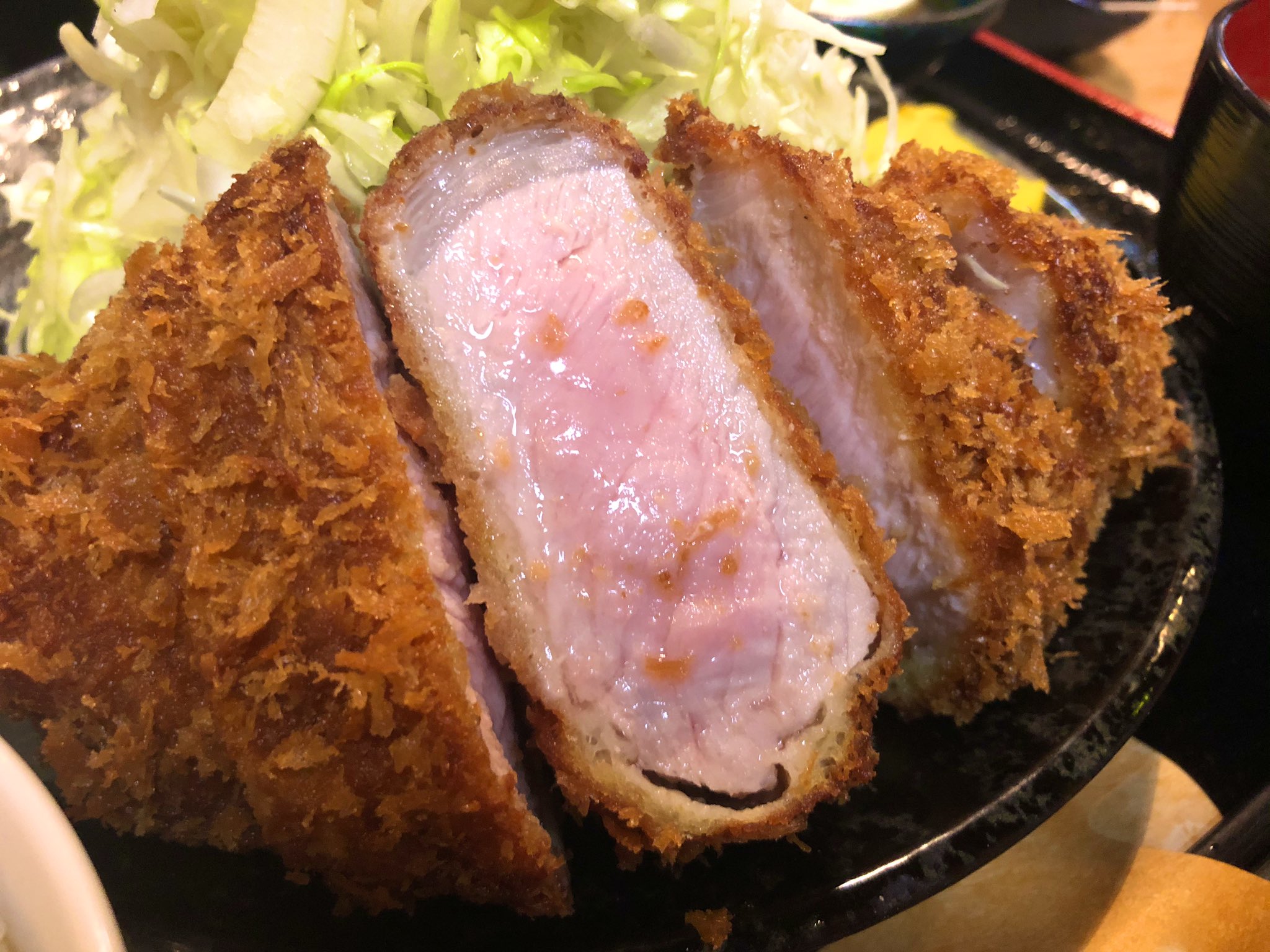 こまさん ᐢ ᐢ 昨夜のとんかつ 稲荷町 嬉嬉豚とんかつ 君に 揚げる 極 さん 噂通りのめっちゃ美味しいとんかつ 写真は嬉嬉豚ロースとんかつ定食 1 150 ランチなら 1 000 キャベツ大盛 ご飯かキャベツのどちらか大盛り可 特上と