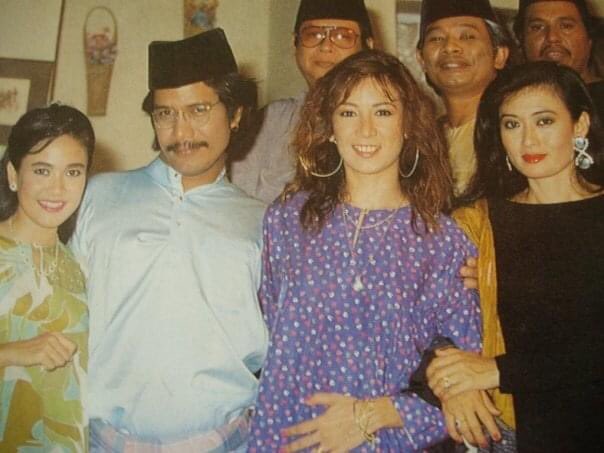 suelanks's tweet photo. This show ‘2 + 1’ was a wonderful depiction of the multi racial society in Malaysia. Again, it was Mr. H (Othman Hafsham) &amp; his colour blindness who chose us as his cast. TQ to Haris Sulong as well for commandeering this amazing series! https://t.co/uczj0853yX