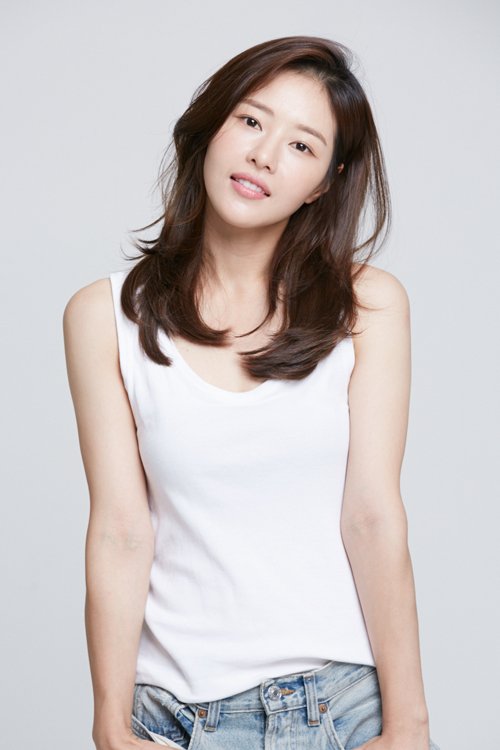 17. Park Ha-Na. Don't ask me why hahaha tbh I never watch any of her drama, but saw her on Knowing Bros with BoHyun, I kinda like their height differences, so cute  also they're from the same agency! Why not  #AhnBoHyun  #ParkHaNa