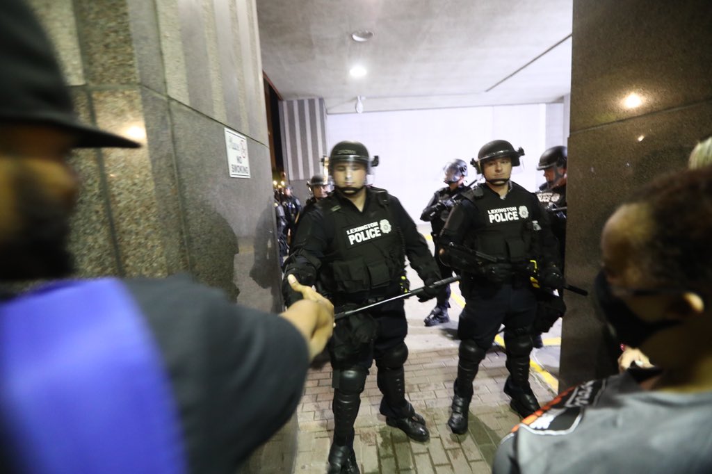 ryanhermens's tweet photo. After protesters chanted “Kneel with us! Kneel with us!”, two Lexington police officers knelt down. @heraldleader https://t.co/pTiae7jidi