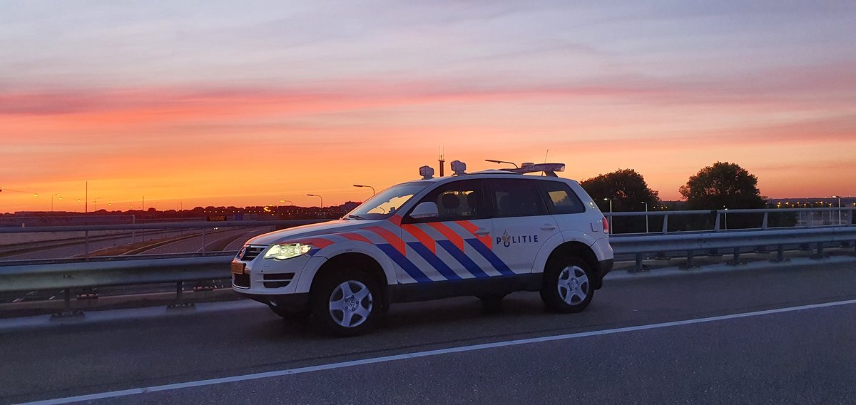 RKleineDeters's tweet photo. Vanaf de #blauwebrug @Schiphol komt de zon weer op. Even genieten van een mooie zonsopgang. https://t.co/lFt8s7x5dH