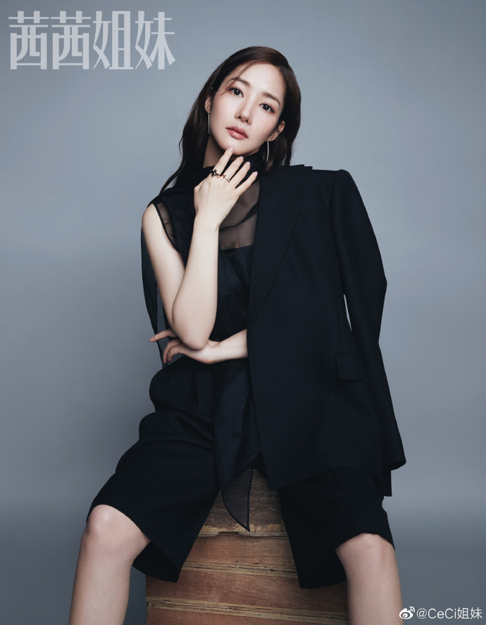 the_parks21's tweet photo. Black has never looked more beautiful. 🖤 💙

#ParkMinYoung for CeCi June 2020 cover https://t.co/p10TvnZYCx