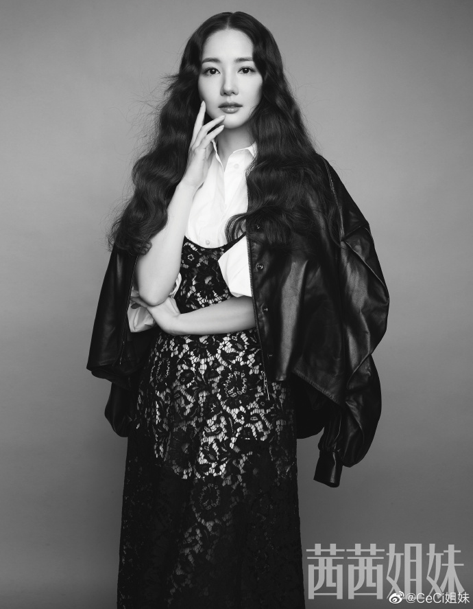 the_parks21's tweet photo. Black has never looked more beautiful. 🖤 💙

#ParkMinYoung for CeCi June 2020 cover https://t.co/p10TvnZYCx
