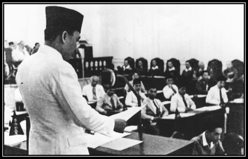1 Juni 1945, Ir. Soekarno berpidato di depan peserta sidang Dokuritsu Junbi Chosakai atau BPUPKI, memaparkan idenya tentang dasar negara yang dinamakan Pancasila.
