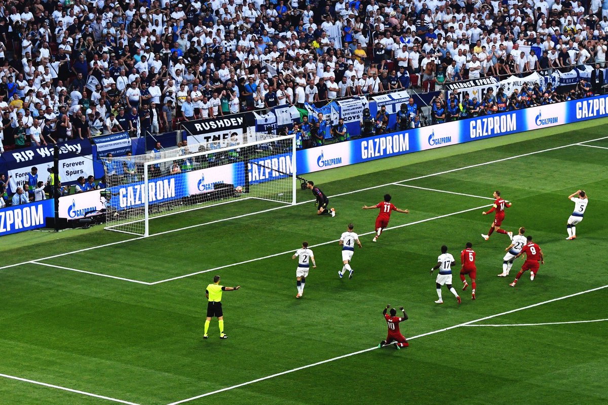 estoesanfield_'s tweet photo. [📚🔴] HISTORIA #LIVERPOOL

🏟️ Se cumplen 1 año de aquella final tan especial en la noche de Madrid con la sexta Copa de Europa.

📆 01/06/2019
🔙 #LFC 2️⃣ - Tottenham 0️⃣
⚽ @MoSalah, @DivockOrigi

Y como lo gritamos, lo celebramos y como nos abrazamos

#SixTimes #MadRed https://t.co/rIVhVdC1aI