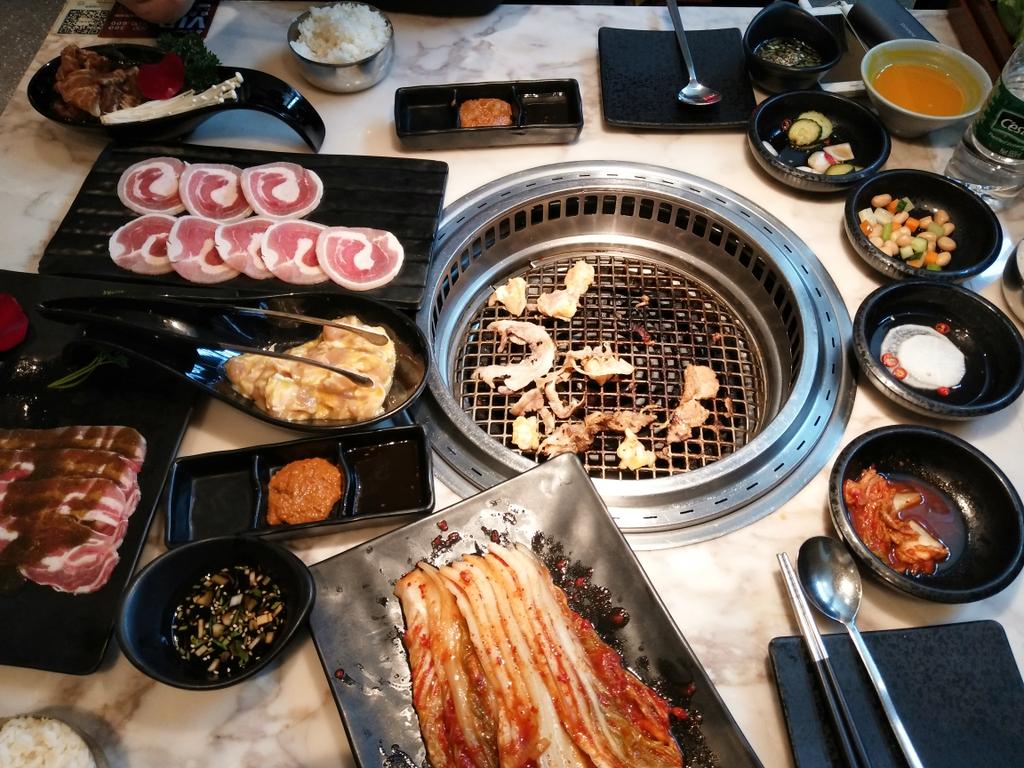 Baymaxsakura's tweet photo. 昨天又和同学翻出去吃烤肉，回来又钻进来了哈哈哈，当是过节了 https://t.co/GM7BUTjN65