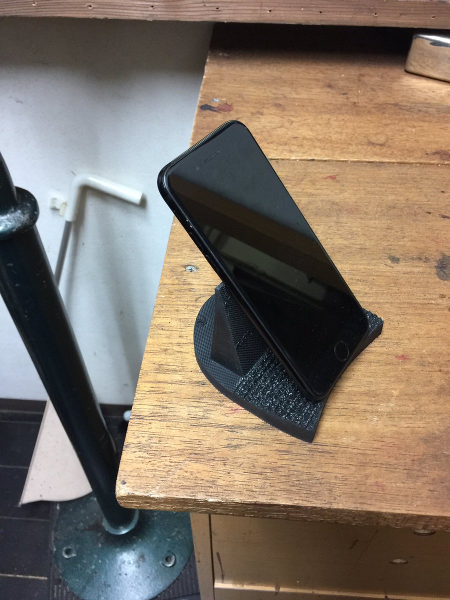 ট ইট র Lee Psycho Wave Factory スマホスタンドをもう一個作りました 今回も前回と同じく廃棄の材料での製作になります 素材の会社の人もまさかスマホスタンドにされるとはおもってなかっただろうな スマホスタンド 廃材利用 靴修理岡山 かかと修理