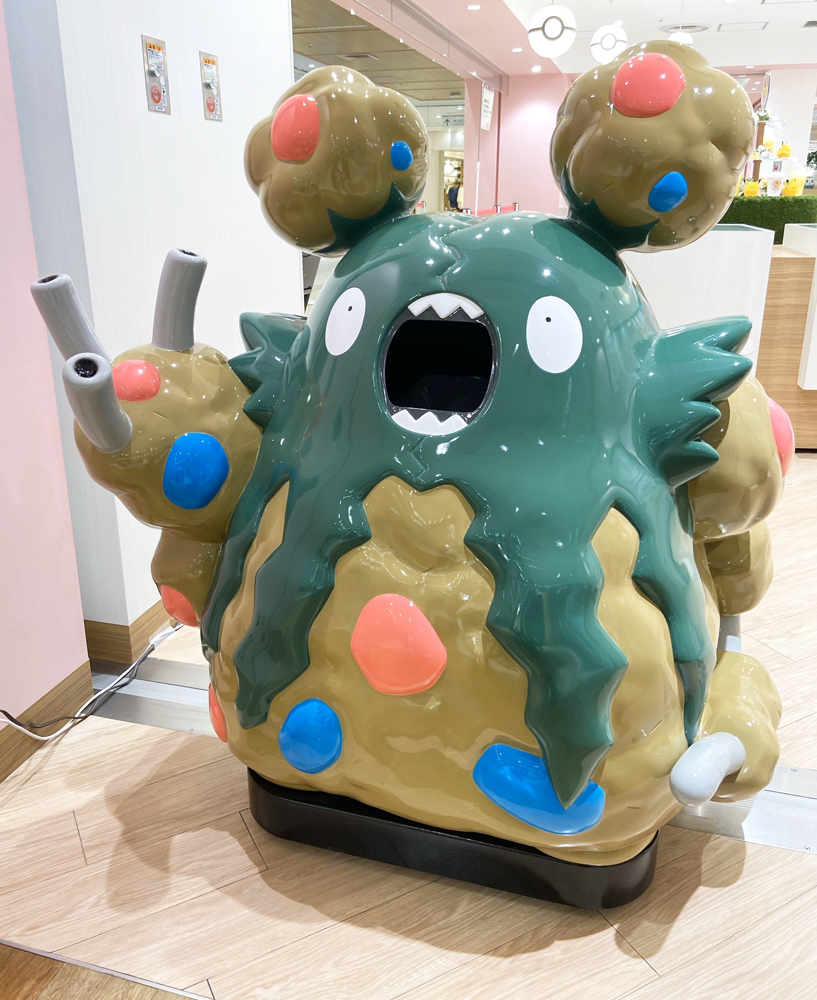 ヒノッチ ダストダス型のゴミ箱 ダストボックス 考案した人控えめに言って天才だと思う ポケモンカフェ ピカチュウスイーツ T Co Ikf4uzuy8h Twitter