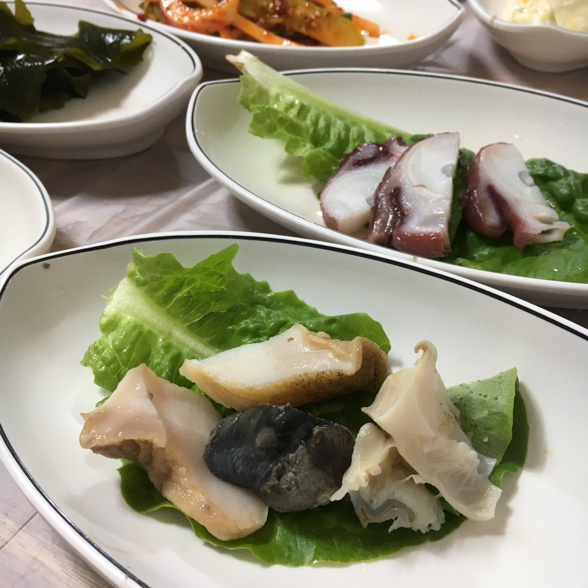 sooldogirl's tweet photo. 양양 기사문항 근처 가도횟집. 회를 워낙 좋아해서 웬만하면 다 맛있게 먹지만, 이 집은 유별나게, 놀랍게, 전국구 차원으로 맛있다. 양념초장을 따로 줘서 특이했는데 이건 사실 평범했고 된장 맛이 훌륭했다. 1개월 내 재방문 의사 200%. https://t.co/S9J6Fj6x3Z