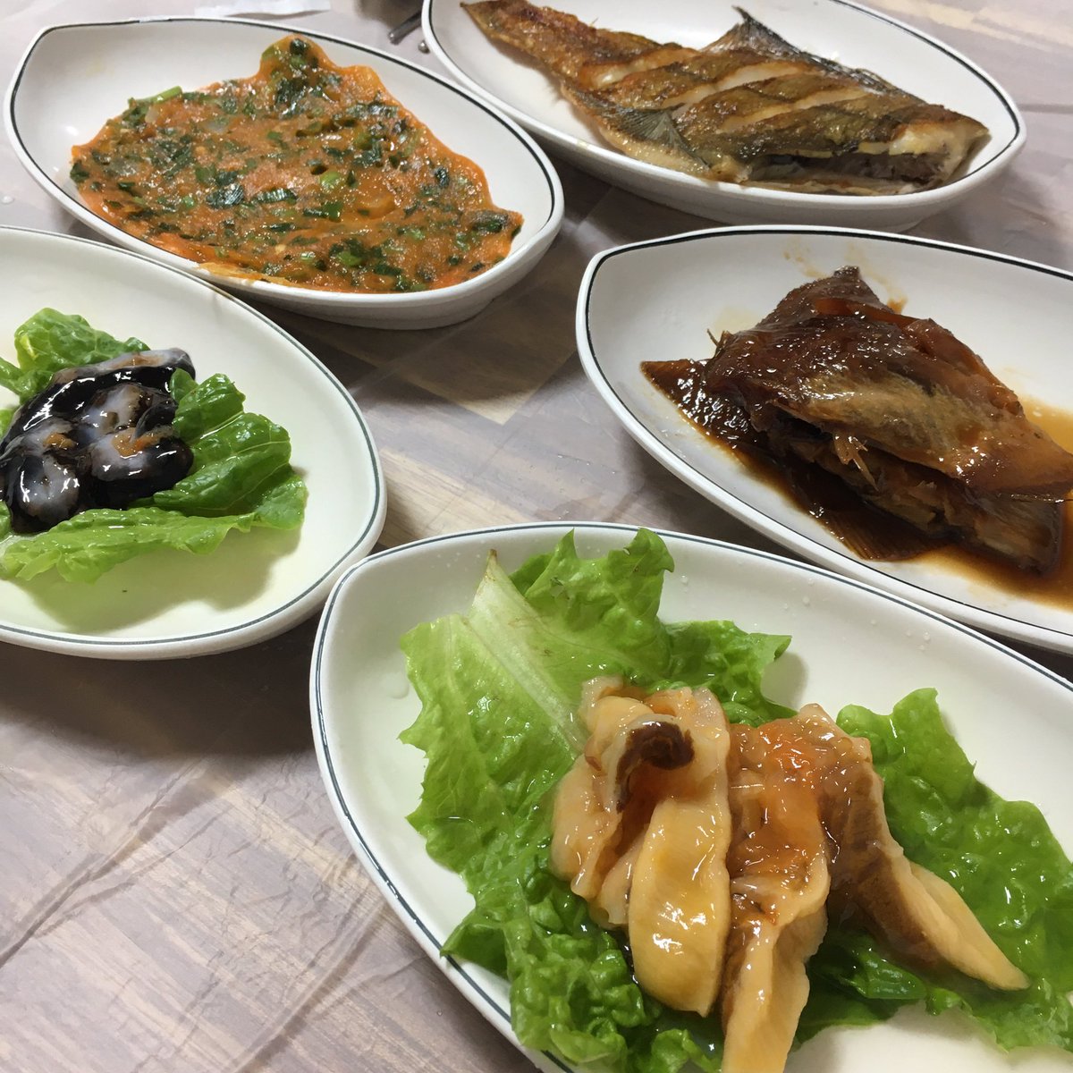 sooldogirl's tweet photo. 양양 기사문항 근처 가도횟집. 회를 워낙 좋아해서 웬만하면 다 맛있게 먹지만, 이 집은 유별나게, 놀랍게, 전국구 차원으로 맛있다. 양념초장을 따로 줘서 특이했는데 이건 사실 평범했고 된장 맛이 훌륭했다. 1개월 내 재방문 의사 200%. https://t.co/S9J6Fj6x3Z