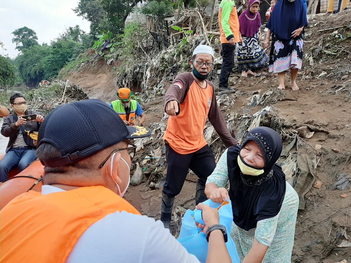 Saat bagi sembako warga ciliwung