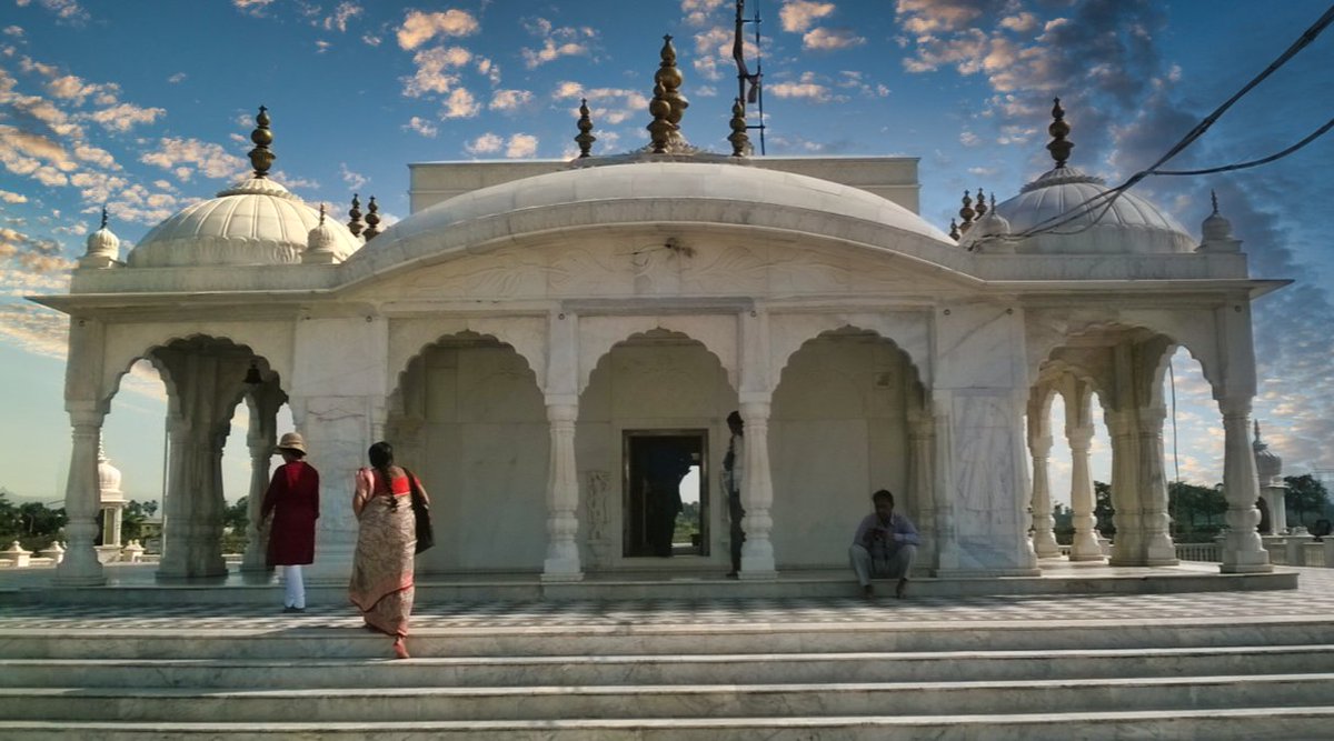 The Pawapuri Jal Temple View.The Temple was built in white marble and the surrounding Lake got constructed after that.This architecturally elegant temple in the form of a "Vimana" or chariot has the footprint of Mahavira.4/n @We_The_Saffron  @nileshjain1400  @Arugarr