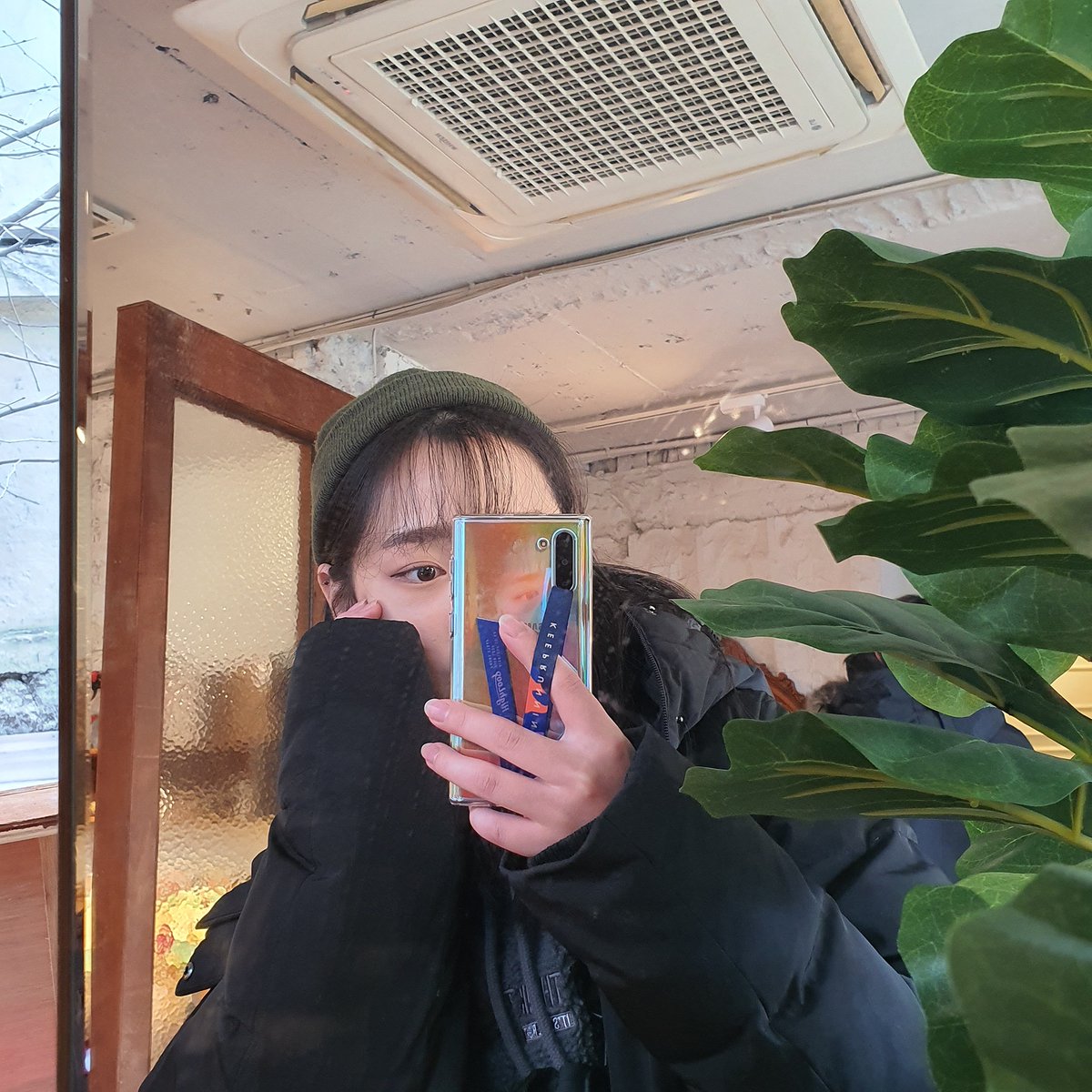 Highloop_JP's tweet photo. 大事なスマホまた落としてますか?😢
もう片手創作でも落とさずに使いましょう~!!
便利で楽なのにおしゃれまで!!これ一回付けてみたら外せないからね~:)
#highloop #ハイループ #ハイループフォンストラップ #片手操作 #落下防止 #フィンガーストラップ #フォンストラップ #ワイヤレス充電対応 https://t.co/iICsZD9Qp2