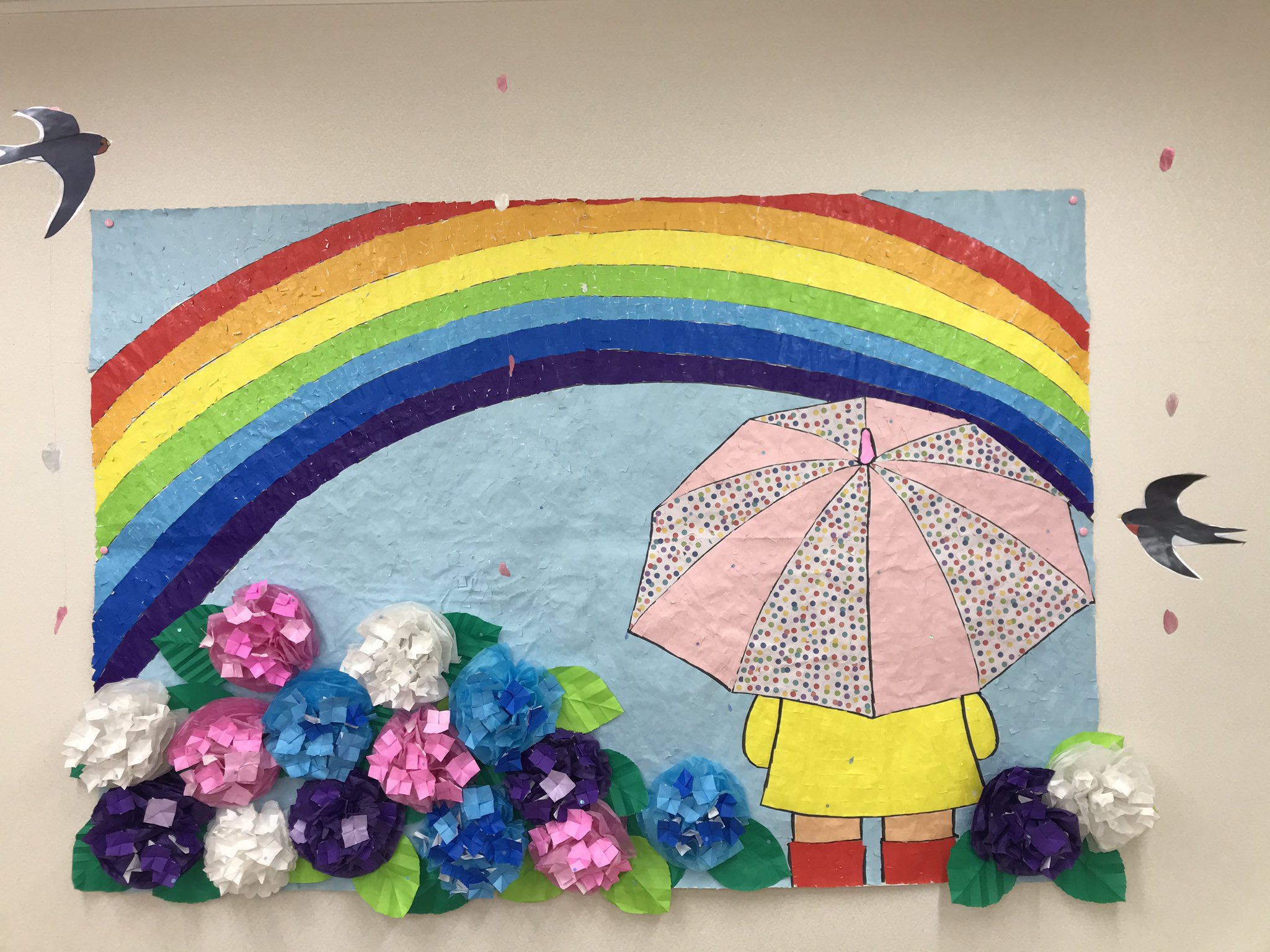 Mikemike Tm Cover ボーカル担当 作業活動報告 梅雨ですね 6月の壁画完成 紫陽花と虹 ちぎり絵 折り紙で作成 人物は 観る人にとって色々な感じ方をしてもらいたいと後向きにしました 止まない雨は無い 雨の後には虹が出ると