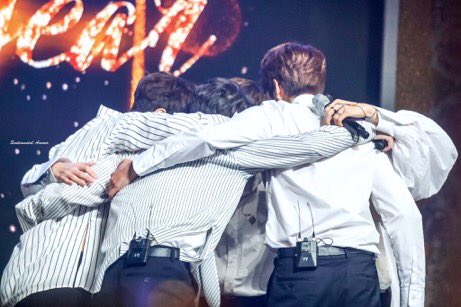 droptopcherry's tweet image. Infinite’s group hugs through the years, they’re the definition of family ♡

#인피니트_10주년_우리는_네버엔딩
#10YearsWithINFINITE 
#인피니트