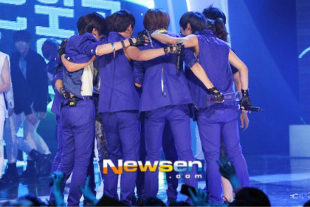 droptopcherry's tweet image. Infinite’s group hugs through the years, they’re the definition of family ♡

#인피니트_10주년_우리는_네버엔딩
#10YearsWithINFINITE 
#인피니트