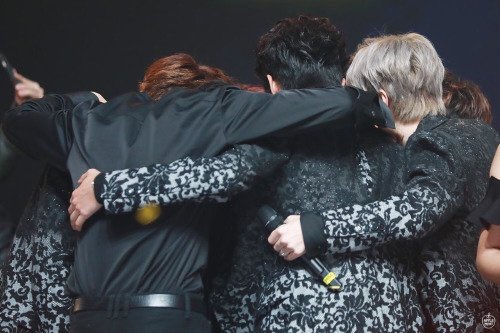 droptopcherry's tweet image. Infinite’s group hugs through the years, they’re the definition of family ♡

#인피니트_10주년_우리는_네버엔딩
#10YearsWithINFINITE 
#인피니트
