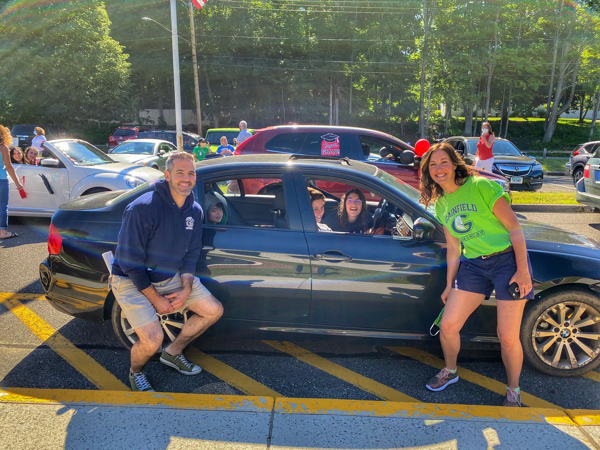 anniesmith821's tweet photo. Congrats to the @Region15Schools class of 2020! Starting the car parade @GainfieldSchool @PomperaugES @LongMeadowES @MiddleburyES then off to @RochambeauRams @Memorial_Middle and finally @PJones2001! Give them roots- give them wings! #Classof2020 https://t.co/mce5RzKhdj
