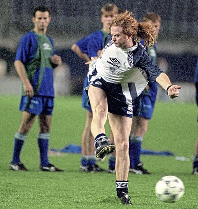 Happy 60th birthday to former Manchester United midfielder Mick Hucknall 
