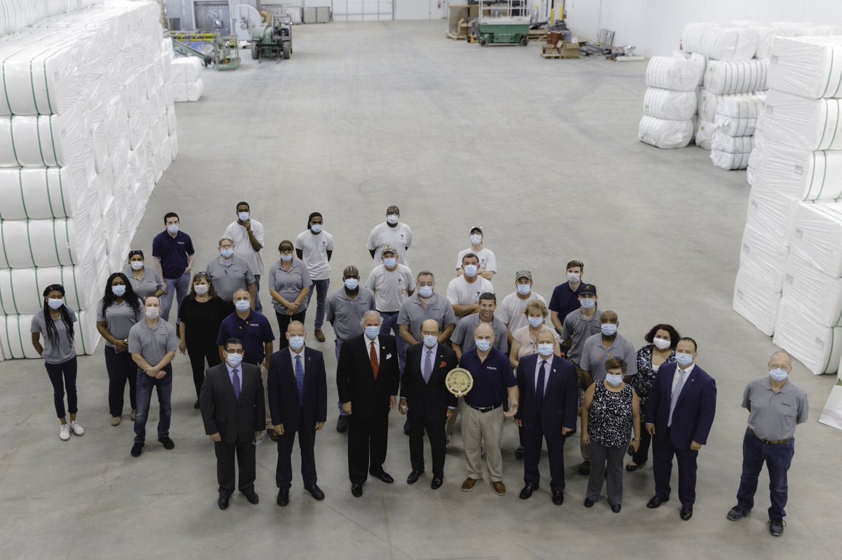 CommerceGov's tweet photo. Commerce @SecretaryRoss joined @henrymcmaster at a manufacturing tour at #Fibertex last week in Greenville, #SouthCarolina and addressed reshoring, foreign direct investment & applauded the state’s continued investment in textile production. Remarks▶️https://t.co/Sw6uma50Ev https://t.co/d9GUiFZMte